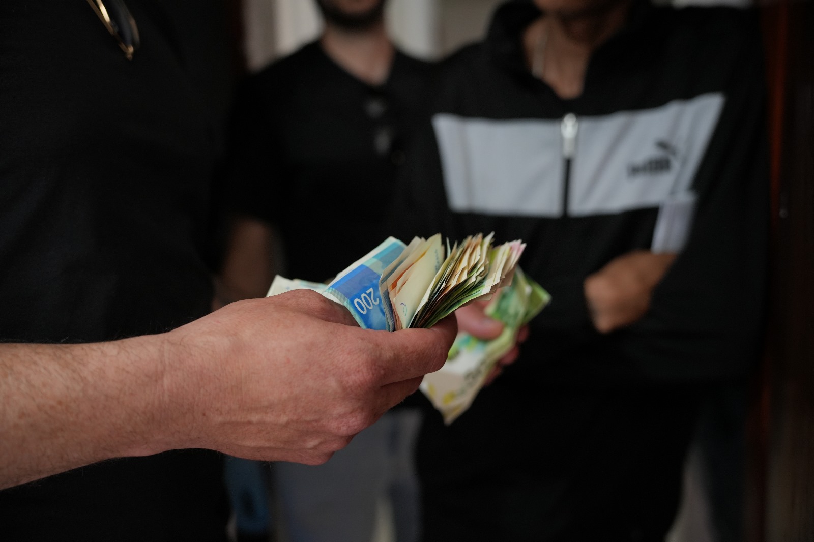 סמים, כסף ומעצר: חשוד בסחר נתפס בפשיטה באשקלון